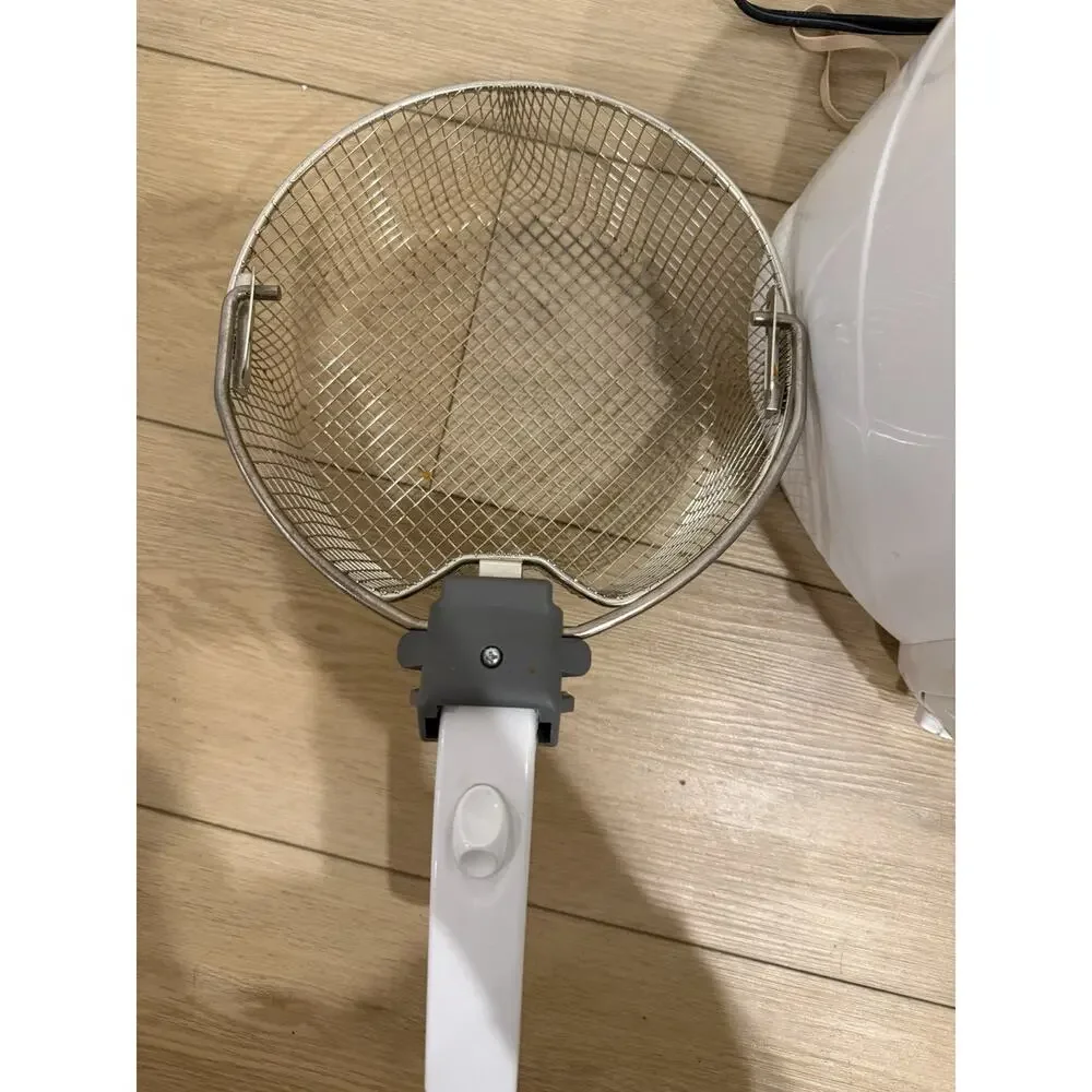 DeLonghi D670U Easy Clean Deep Fryer 1500W White Tested Working